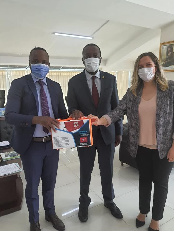 SINEM Afrique Medical team presenting a branded medical kit